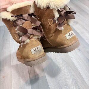 UGG Bailey Bow size 5
